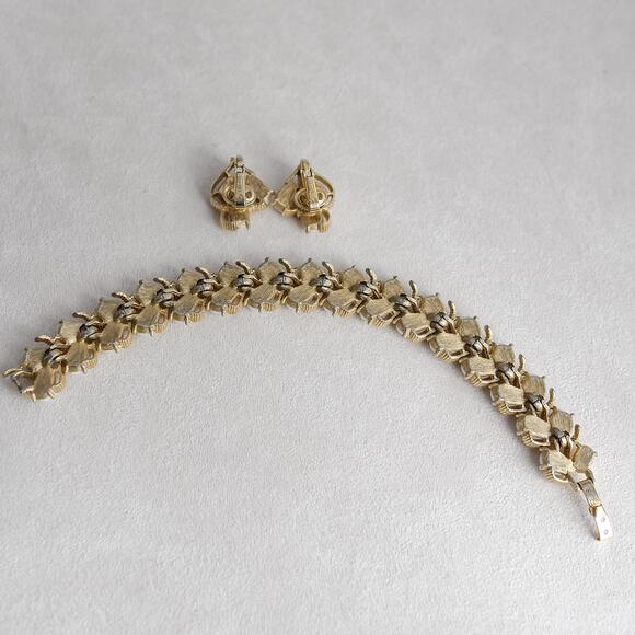 Vintage Crown Trifari Faux Pearl Bracelet Clip On Earrings Set Gold Tone - Picture 4 of 11